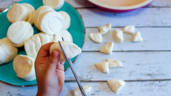 A simple customizable recipe for all occasions. This Paula Deen Monkey Bread is just the dessert recipe you need for your next gathering. #pauladeen #copycatrecipe #monkeybread #frugalnavywife | Monkey Bread Recipes | Paula Deen Recipes | Copycat Recipe | Dessert Recipe