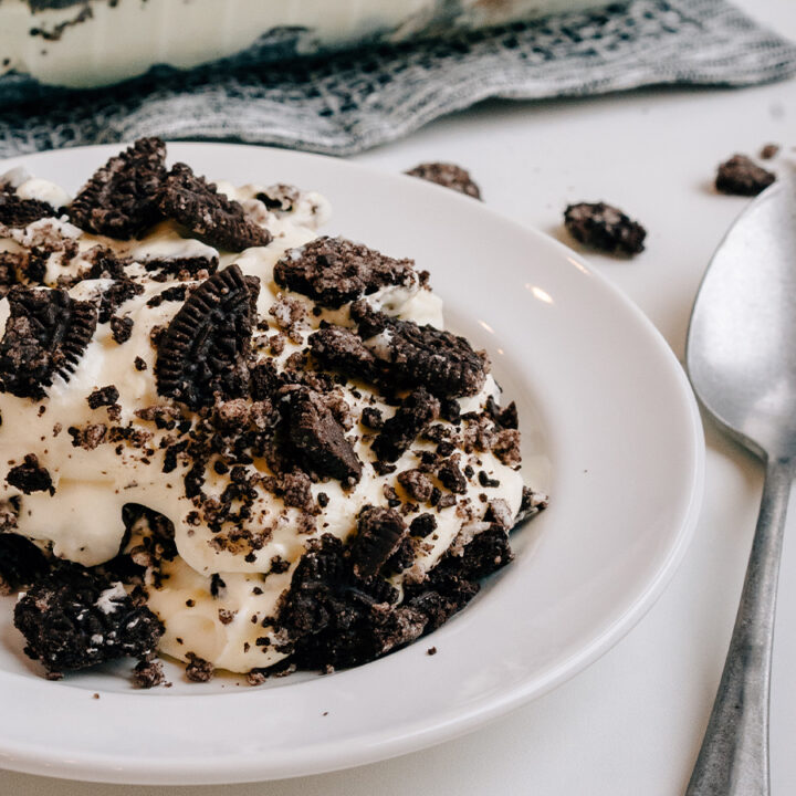 How to Make an Edible Dirt and Worms Ice Cream Sundae (Oreo Cookie